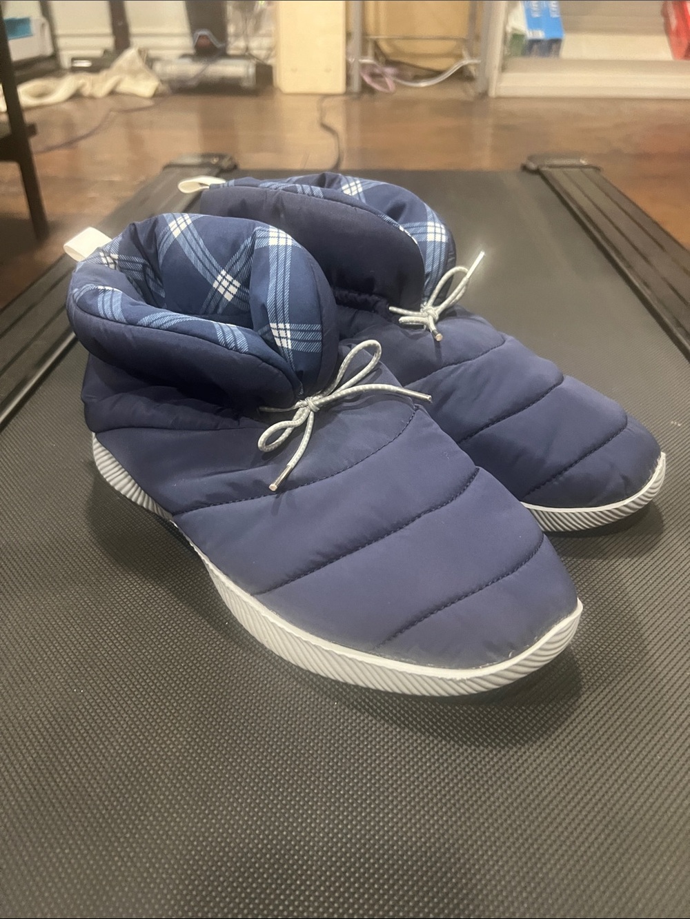 Lands’ End woman’s puffy shirt winter snow booties size 9B